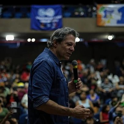 Haddad chama de 'lavagem cerebral' o empate entre Lula e Flávio em pesquisas