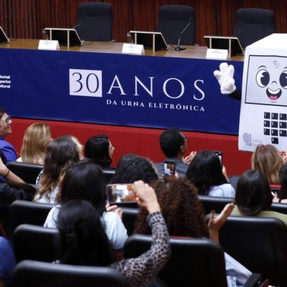 TSE apresenta o Pilili, primo do Zé Gotinha