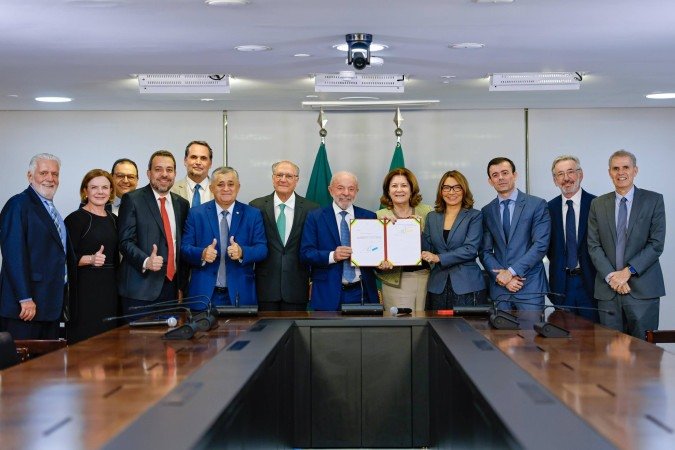 Lula posa com equipe e parlamentares governistas após a assinatura, às pressas, da MP para zerar a taxa das blusinhas no Palácio do Planalto - (crédito: Wallison Breno/PR)