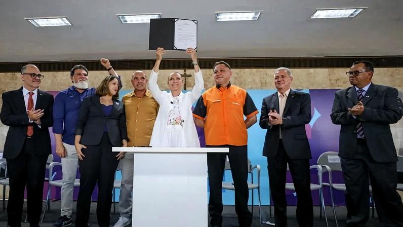 Celina Leão assina o Projeto de Emenda à Lei Orgânica sobre reconhecer a carreira de gestão governamental como típica de Estado - (crédito: Renato Alves/Agência Brasília/Divulgação)