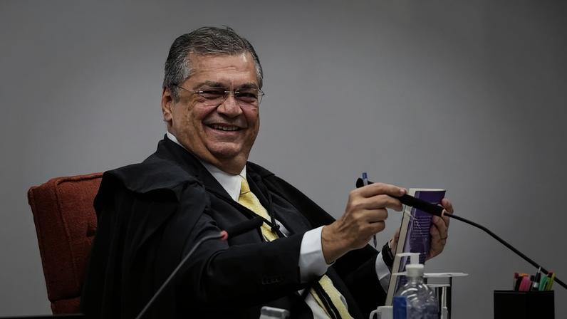 Para Dino, magistrados que se rotulam rigidamente como "ativistas" ou "da contenção" são maus juízes, pois o ato de julgar é indissociável da interpretação