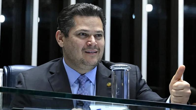 Davi Alcolumbre encaminhou à Comissão de Constituição e Justiça (CCJ) a proposta da oposição que cria um regime flexível de jornada - (crédito: Waldemir Barreto/Agência Senado)