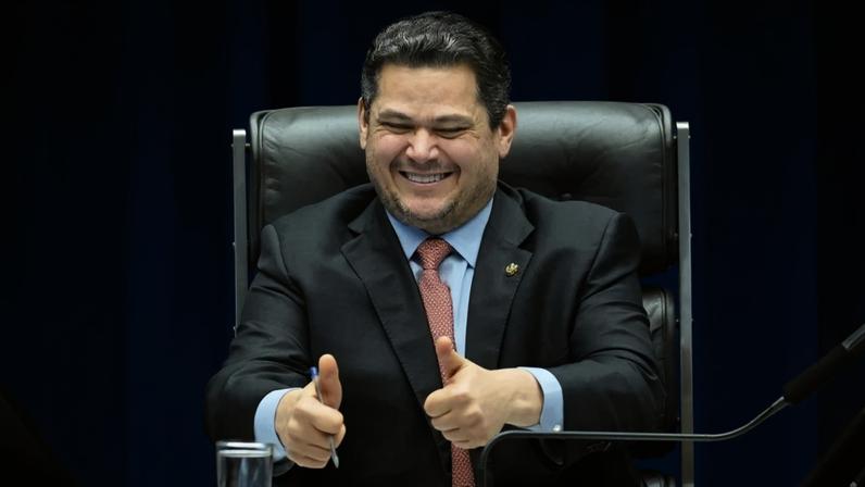 Alcolumbre: "Mais de 3.100 municípios estão inadimplentes e, portanto, sem poder acessar os convênios apresentados pelo governo federal"
