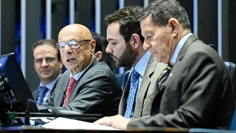 Foco das discussões deve ser a implementação de medidas concretas para enfrentar os efeitos dos desastres naturais, afirmou o presidente do debate, senador Esperidião Amin (segundo à esq.) - (crédito: Andressa Anholete/Agência Senad)