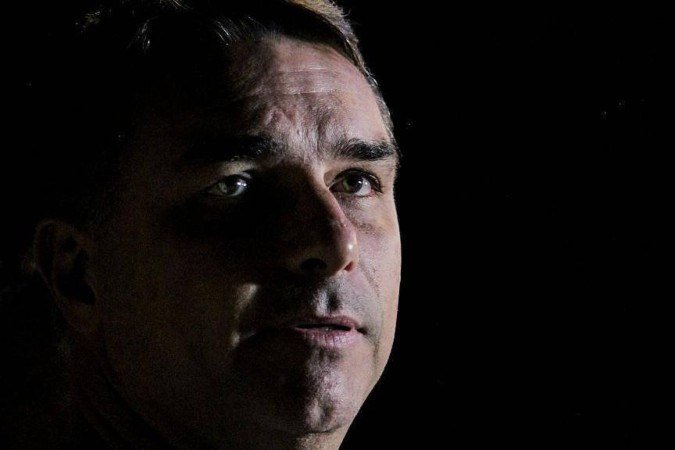Detalhe do cartaz de *Dark Horse*, filme sobre Jair Bolsonaro com o ator Jim Caviezel