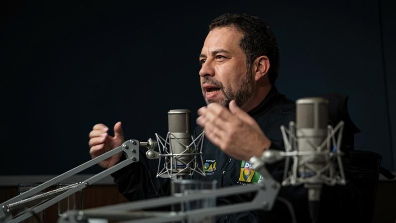 "Não é segredo para ninguém que um trabalhador mais cansado vai render menos no trabalho", disse Boulos durante o "Bom Dia, Ministro" desta terça-feira (12/5) - (crédito: Diego Campos/Secom-PR)