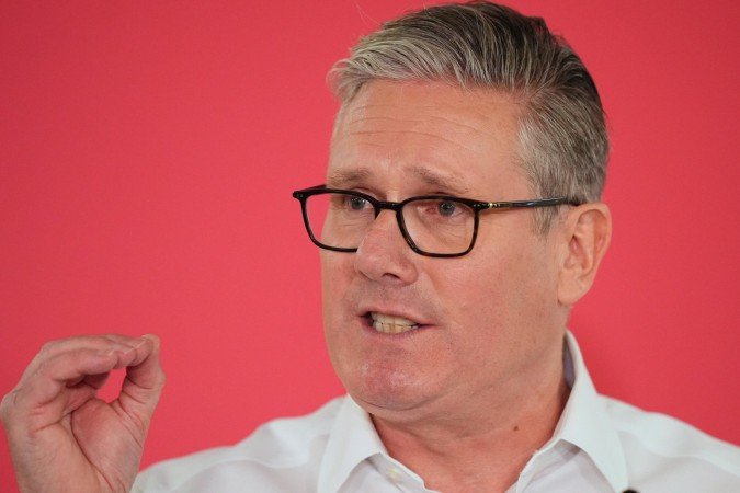Até agora, mais de 70 parlamentares já se manifestaram publicamente pedindo que Starmer renuncie