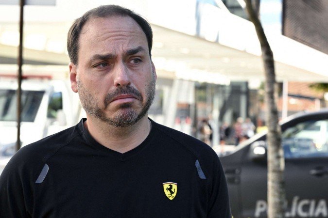 Segundo o ex-vereador e filho do ex-presidente Jair Bolsonaro, há pessoas "buscando holofote insistentemente" e criticou possíveis movimentações fora de uma candidatura única da direita já no primeiro turno - (crédito: AFP)