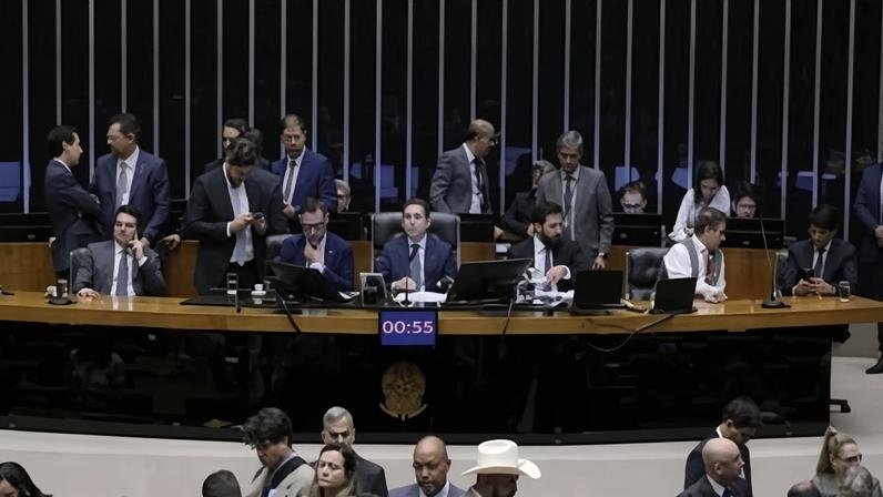 Deputados durante sessão no plenário da Câmara dos Deputados
