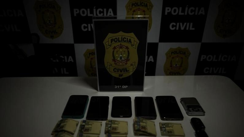 Policiais prendem dupla de irmãos suspeitos de comandar ponto de tráfico em Planaltina - (crédito: Divulgação / PCDF)