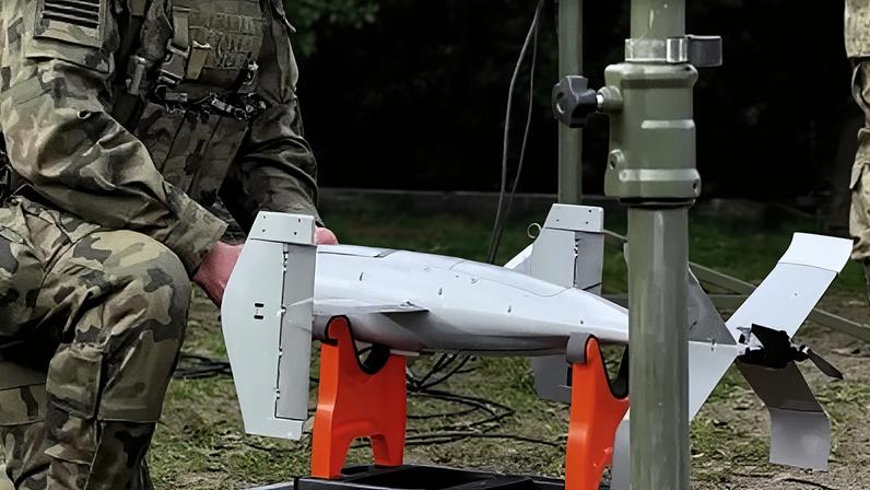 Soldados realizam testes do drone subaquático Greyshark