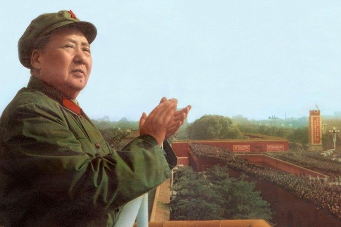 A campanha do Grande Salto Adiante de Mao mobilizou milhões de trabalhadores e camponeses em condições extremas, causando uma catástrofe econômica e humanitária