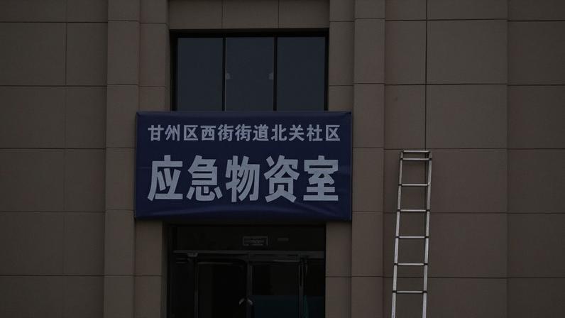 Momento em que uma criança de três anos é resgatada em área externa de prédio a 10 metros de altura na China