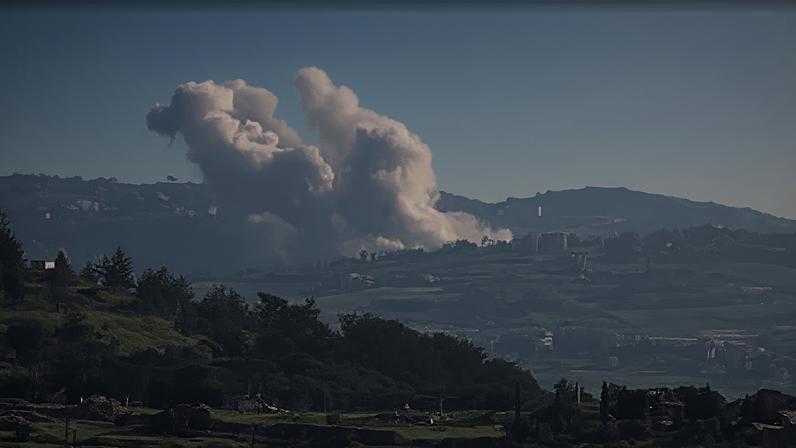 Nuvens de fumaça se elevam perto da fronteria entre Israel e Líbano após ataques