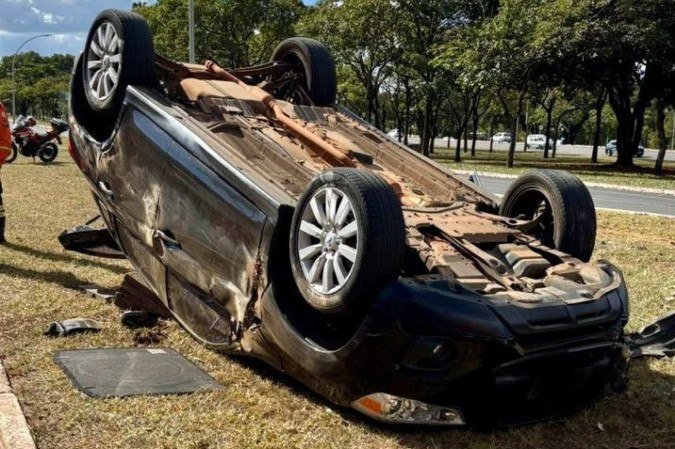 Carro capotou perto das quadras 113/112. Vítima foi transportada consciente para o hospital - (crédito: Divulgação/ Corpo de Bombeiros DF)