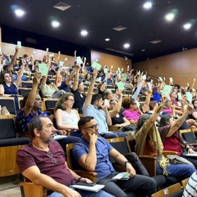 Professores da UnB aprovam indicativo de greve em assembleia