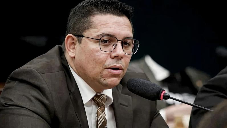 É uma decisão que, a pretexto de defender a segurança jurídica, afronta a autoridade do Parlamento