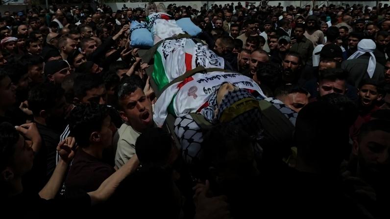 Moradores da via de Till, próxima a Nablus, carregam o corpo de adolescente: tropas israelenses dão cobertura à violência de colonos
