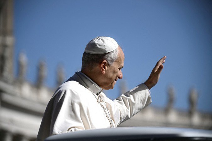 Papa Leão XVI acena a peregrinos ao chegar de papamóvel na Praça de São Pedro, na Cidade do Vaticano - (crédito: Filippo Monteforte/AFP)