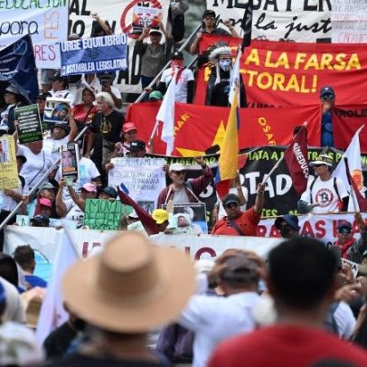 Salvadorenhos protestam contra políticas de Bukele em marcha do 1º de maio