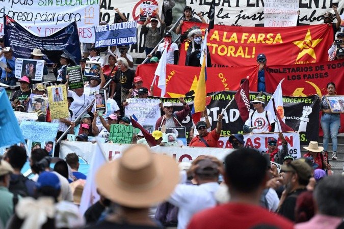 "Bukele, inimigo dos pobres", dizia um cartaz na manifestação, ao lado de fotografias de pessoas detidas, cuja inocência foi reivindicada por seus familiares