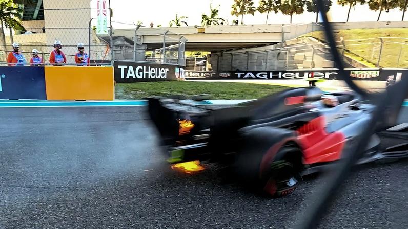 Fogo em carro de Bortoleto foi rapidamente controlado - (crédito: CHANDAN KHANNA / AFP)
