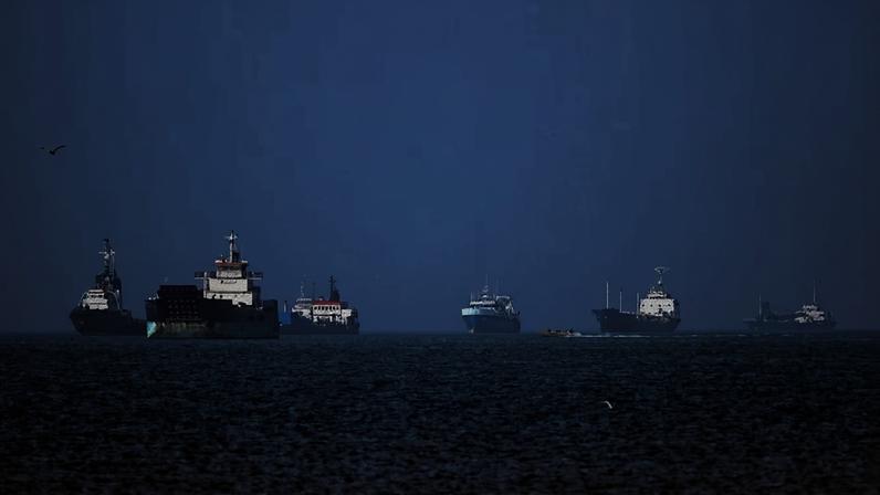 Embarcações ancoradas no Estreito de Ormuz, perto da cidade de Bandar Abbas, no sul do Irã - (crédito: Amirhossein Khorgooei/ISNA/AFP)