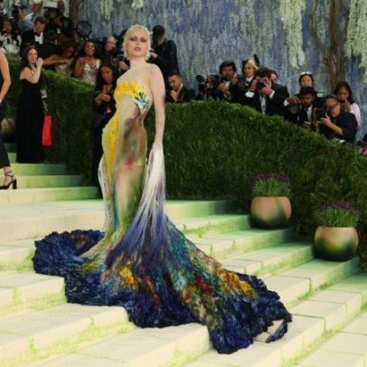 Met Gala começa; veja os looks na escada branca