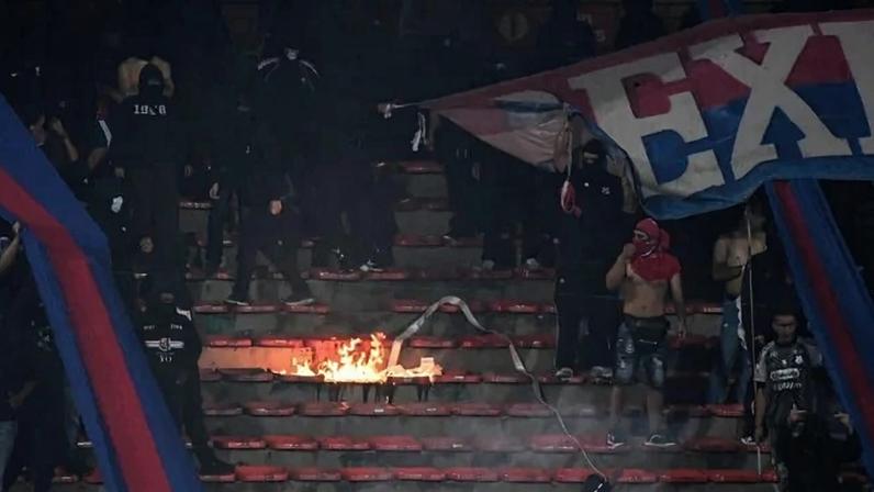 Confusão da torcida no jogo entre Independiente Medellín e Flamengo - (crédito: Jaime SALDARRIAGA / AFP)