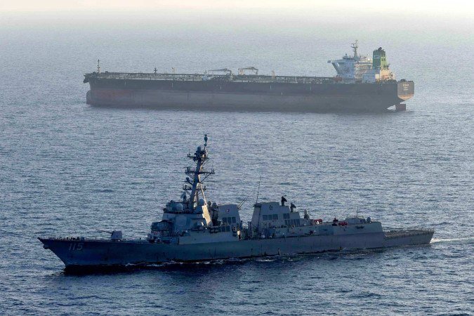 Destroier cerca petroleiro iraniano: bloqueio recíproco interdita a navegação e atravanca a diplomacia - (crédito: US Navy/AFP)