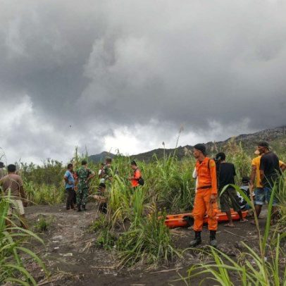 Erupção de vulcão na Indonésia deixa três mortos, diz guia
