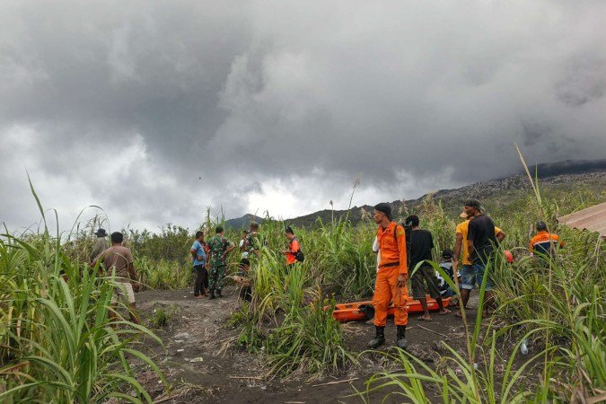 Equipes de resgate atuam nas proximidades do vulcão Monte Dukono - (crédito: AFP)