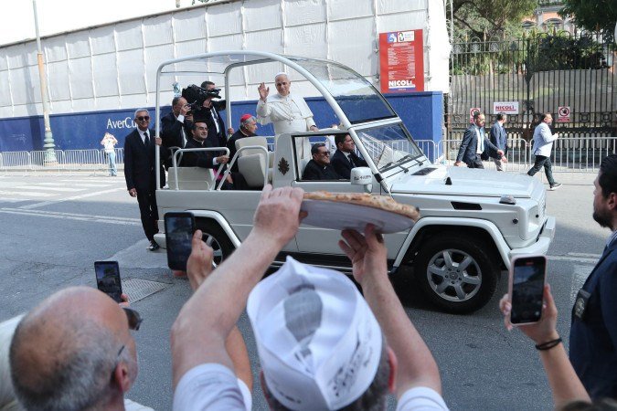 Pizzaiolo segura pizza e mostra para o líder católico, em Nápoles - (crédito: Carlo Hermann/AFP)