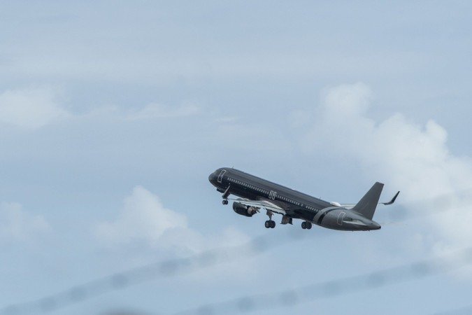 Um avião com destino aos Países Baixos, transportando passageiros evacuados do navio de cruzeiro MV Hondius, de bandeira holandesa e atingido por um surto de hantavírus, decola do aeroporto de Tenerife Sur-Reina Sofia, na ilha de Tenerife, no arquipélago espanhol das Canárias, em 10 de maio de 2026 - (crédito: ANTONIO SEMPERE / AFP)