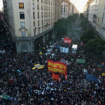 Professores e alunos pressionam Milei em universidades