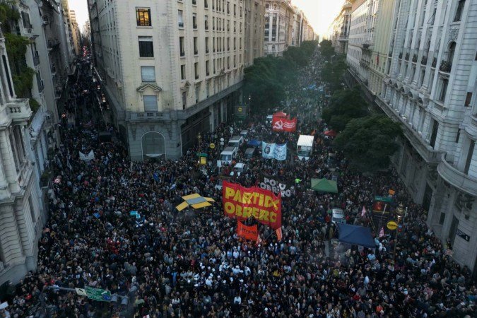 Estudantes e funcionários de universidades marcham em direção à Plaza de Mayo, em ato contra as políticas de Javier Milei - (crédito: Luis Robayo/AFP)