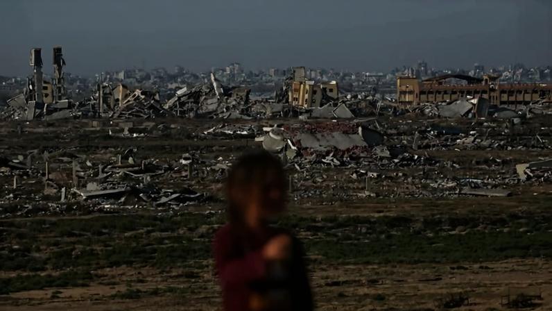 Menina palestina diante de edifícios destruídos em Deir al-Balah, no centro da Faixa de Gaza - (crédito: Eyad Baba/AFP)