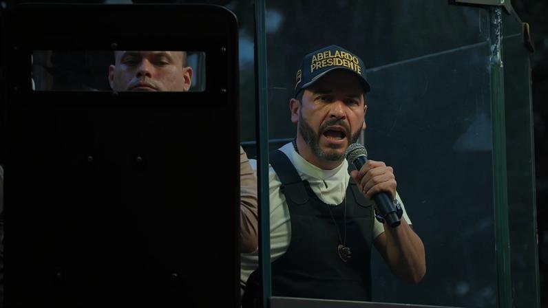 O candidato presidencial de direita da Colômbia, Abelardo de la Espriella, do movimento Defensores de la Patria, discursa atrás de um vidro blindado durante um comício de campanha em Envigado, departamento de Antioquia, Colômbia, em 13 de maio de 2026 - (crédito: Jaime SALDARRIAGA / AFP)