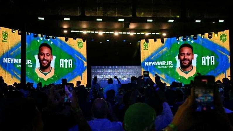 Imagem de Neymar surge no telão montado no Museu do Amanhã. Segundo Ancelotti, evolução física pesou para convocação do jogador do Santos - (crédito: Mauro Pimentel/AFP)