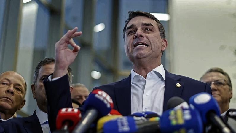 Flávio Bolsonaro, pré-candidato à presidência, teve conversas reveladas com o banqueiro Daniel Vorcaro - (crédito: AFP)