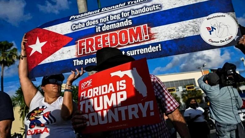 Cubanos exilados em Miami protestam em apoio ao inidiciamento de Raúl Castro pelo Departamento de Justiça americano - (crédito: Chandan Khanna/AFP)
