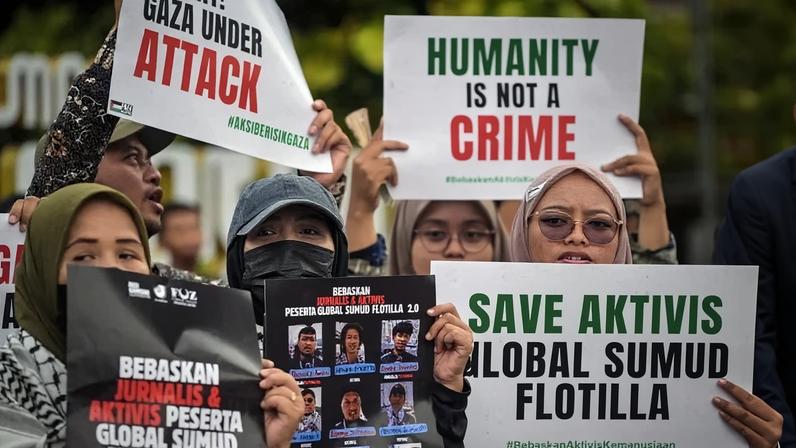 Ativistas realizam um protesto contra a interceptação, por Israel, de navios participantes da Flotilha Global Sumud, uma missão humanitária liderada por civis para Gaza por via marítima, em Surabaya, em 21 de maio de 2026. - (crédito: AFP)