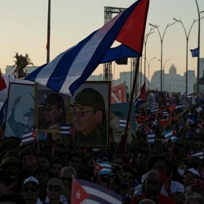 Cubanos marcham em apoio a Raúl Castro em Havana