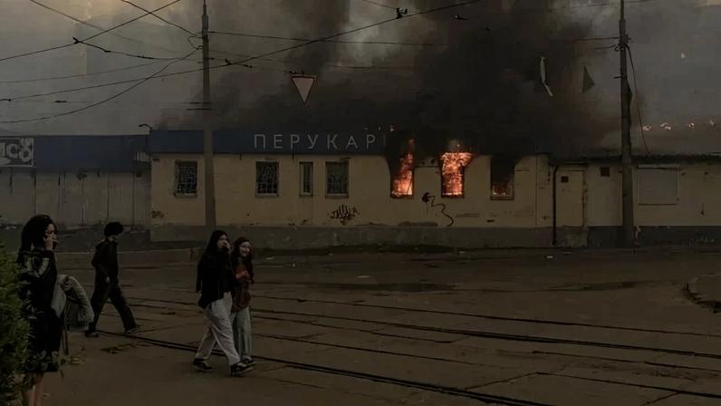 Bombardeio deixou mortos e feridos na capital ucraniana e ampliou a tensão internacional sobre a guerra - (crédito: ROMAN PILIPEY/AFP)