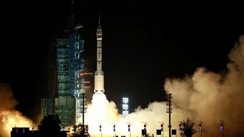 Um foguete Longa Marcha-2F, transportando a espaçonave Shenzhou-23 e uma tripulação de três astronautas, decola do Centro de Lançamento de Satélites de Jiuquan, no Deserto de Gobi, no noroeste da China, em 24 de maio de 2026