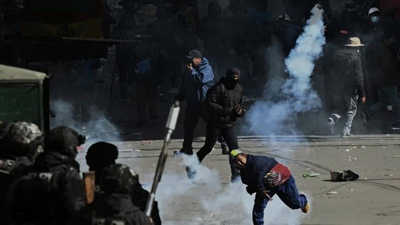 Manifestantes e policiais entraram em confronto nesta segunda-feira (25/5) em La Paz, após uma marcha de milhares de pessoas que pediu a renúncia do presidente da Bolívia, Rodrigo Paz, constataram jornalistas da AFP.