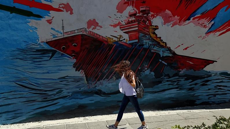 Mural em Teerã retrata ataque a navio norte-americano no Estreito de Ormuz: impasse militar e diplomático