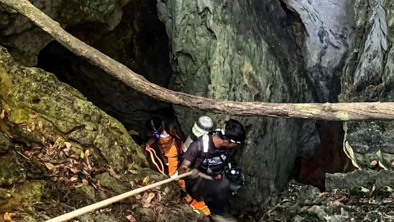 Esta imagem divulgada pela Metta Tham Rescue Kalasin em 26 de maio de 2026 mostra equipes de resgate dentro de uma caverna na província de Xaisomboun - (crédito: HANDOUT / METTA THAM RESCUE KALASIN / AFP)