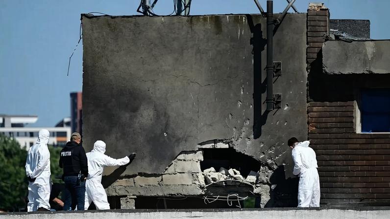 A polícia e peritos forenses examinam o local do impacto após um drone russo atingir um prédio de apartamentos em Galati, no leste da Romênia. Um drone russo feriu duas pessoas ao atingir um prédio de apartamentos na Romênia, membro da OTAN, informou o Ministério da Defesa do país em 29 de maio de 2026 - (crédito: DANIEL MIHAILESCU / AFP)