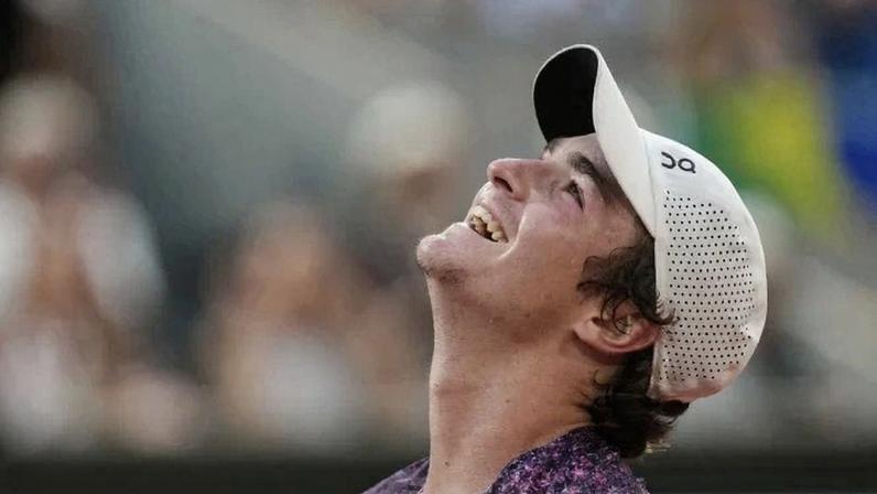 Brasileiro João Fonseca entrou para a história do tênis com a vitória - (crédito: Dimitar DILKOFF / AFP)